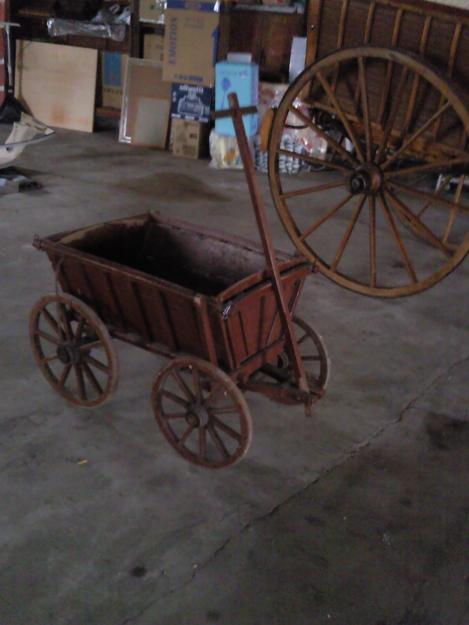 VENDO PRECIOSO CARRITO DE MADERA , CENTROEUROPEO. PEQUEÑO.