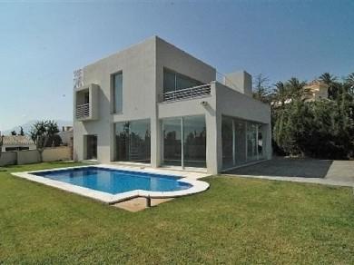 Chalet con 3 dormitorios se vende en Marbella, Costa del Sol