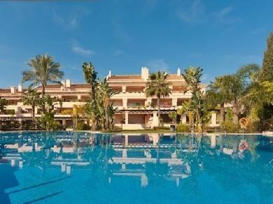 Apartamento con 3 dormitorios se vende en Marbella, Costa del Sol