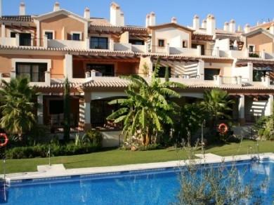 Apartamento con 3 dormitorios se vende en Marbella, Costa del Sol