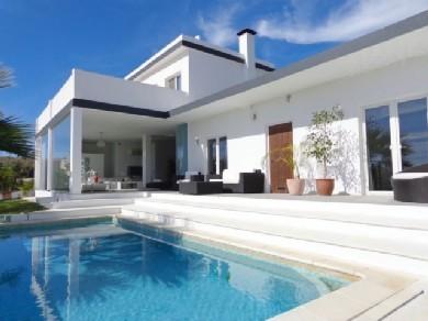 Chalet con 4 dormitorios se vende en Marbella, Costa del Sol