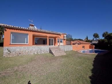 Chalet con 3 dormitorios se vende en Marbella, Costa del Sol