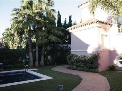 Chalet con 6 dormitorios se vende en Marbella, Costa del Sol