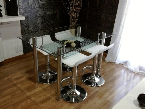 MESA DE COMEDOR Y 4 SILLAS DE DISEÑO