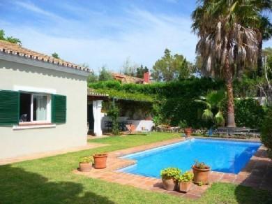 Chalet con 4 dormitorios se vende en Marbella, Costa del Sol