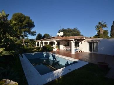 Chalet con 4 dormitorios se vende en Estepona, Costa del Sol