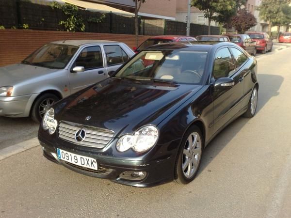 Se vende Mercedes c sportcoupe 142cv y kit deportivo - 35.000 km/ 3 años Muy cuidado