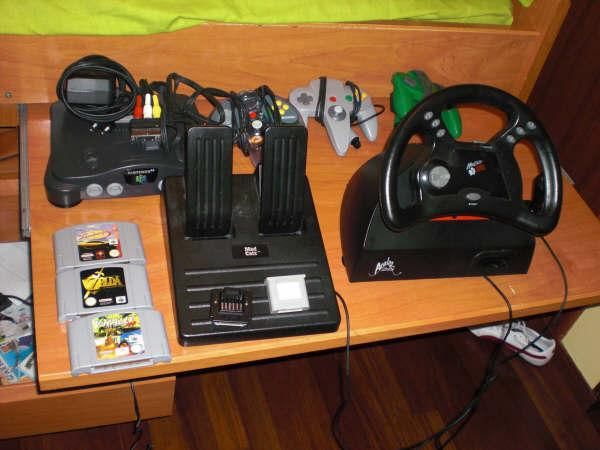 Nintendo 64 con varios accesorios