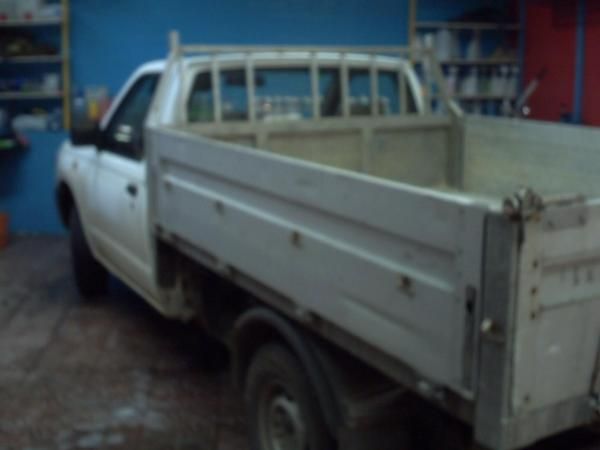 nissan pick up carroceria volquete en aluminio del 2000