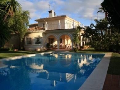 Chalet con 3 dormitorios se vende en Marbella, Costa del Sol