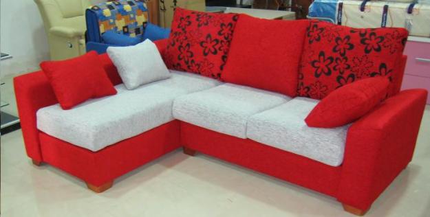 SOFA CHAISELONGUE TAPIZADA ROJA Y BLANCA MUY COQUETA