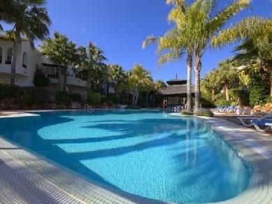 Apartamento con 3 dormitorios se vende en Marbella, Costa del Sol