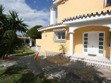 Chalet con 5 dormitorios se vende en Benalmadena Costa, Costa del Sol