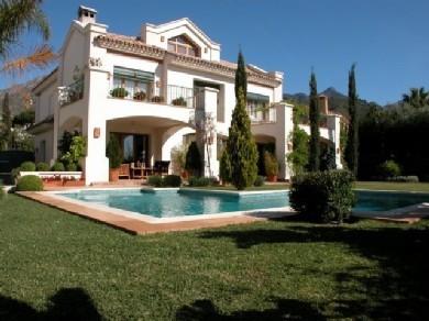 Chalet con 5 dormitorios se vende en Marbella, Costa del Sol