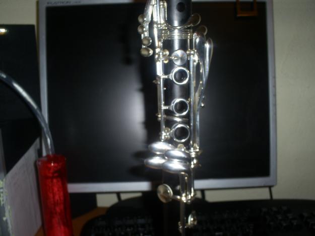 Vendo clarinete buffet C13 (Modelo Internacional) en muy buen estado.