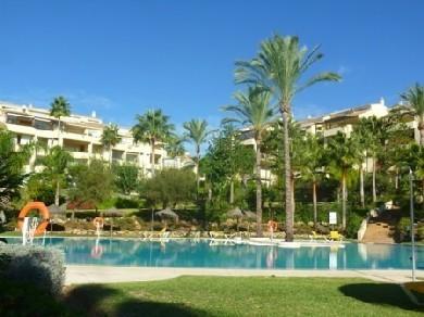 Apartamento con 2 dormitorios se vende en Marbella, Costa del Sol