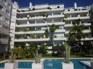 Apartamento con 3 dormitorios se vende en Marbella, Costa del Sol