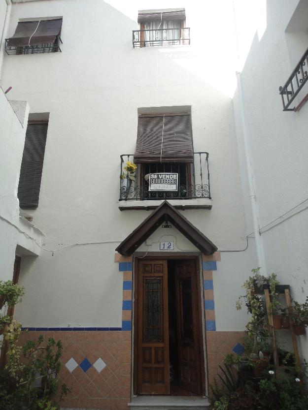 Se vende casa en el centro de Almuñécar.