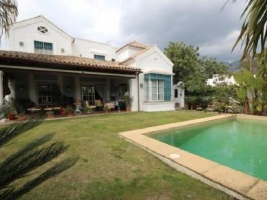 Chalet con 5 dormitorios se vende en Marbella, Costa del Sol