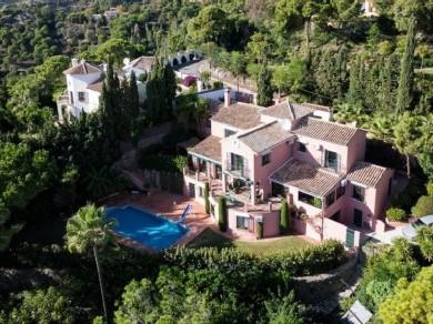 Chalet con 4 dormitorios se vende en Marbella, Costa del Sol