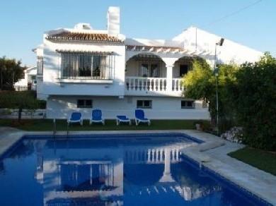 Chalet con 8 dormitorios se vende en Benajarafe, Costa del Sol