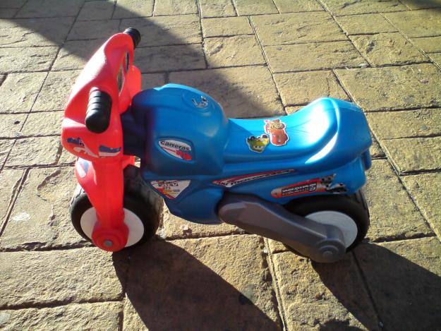 VENDO MOTO PARA NIÑOS DE DOS A CUATRO AÑOS