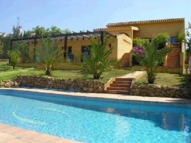 Chalet con 4 dormitorios se vende en Estepona, Costa del Sol