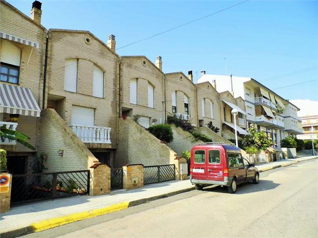 Casa adosada de 4 dormitorios cerca de la playa