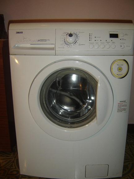 Vendo Lavadora Zanussi 6kg 1200rpm ZWG-6120 sólo 2 años BCN Zona Sagrada Familia