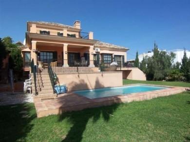 Chalet con 4 dormitorios se vende en Marbella, Costa del Sol