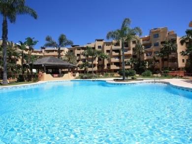 Apartamento con 2 dormitorios se vende en Estepona, Costa del Sol