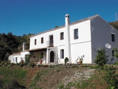 Chalet con 5 dormitorios se vende en Almogia