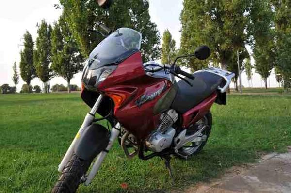 Se vende Honda Varadero 125  (roja) - como nueva