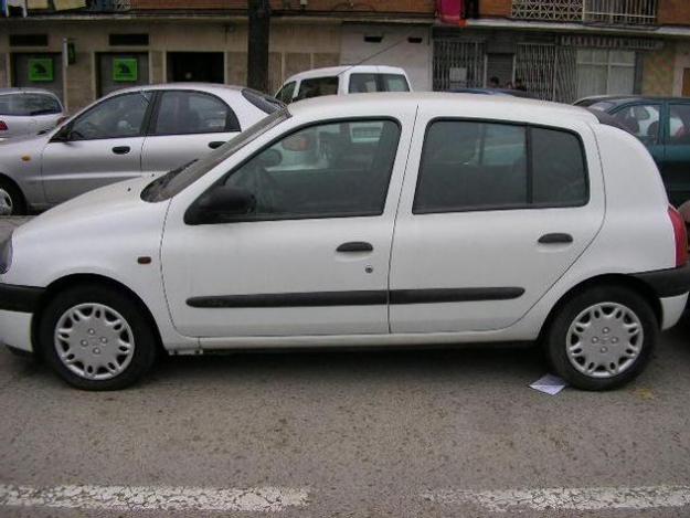 Venta de coche Renault CLIO 1.9D '01 en Madrid