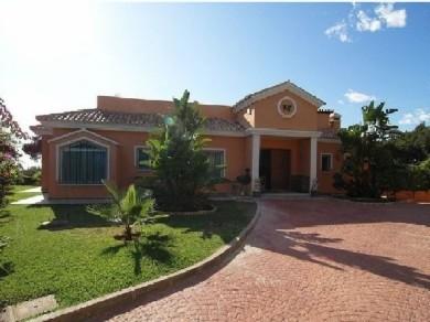 Chalet con 5 dormitorios se vende en Marbella, Costa del Sol