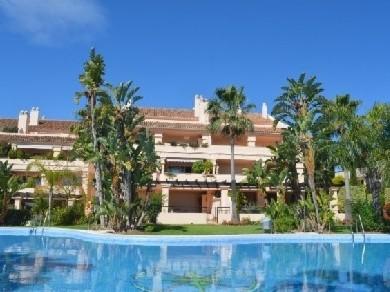 Apartamento con 3 dormitorios se vende en Marbella, Costa del Sol