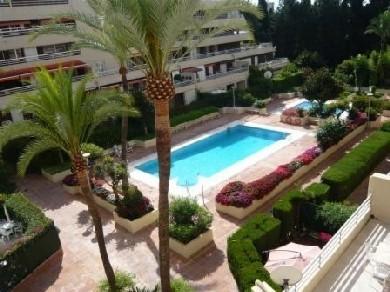 Apartamento con 3 dormitorios se vende en Marbella, Costa del Sol