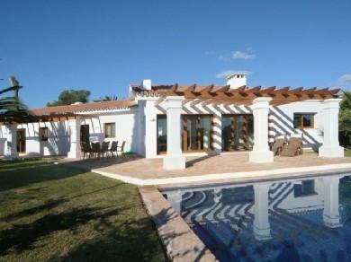 Chalet con 4 dormitorios se vende en Estepona, Costa del Sol