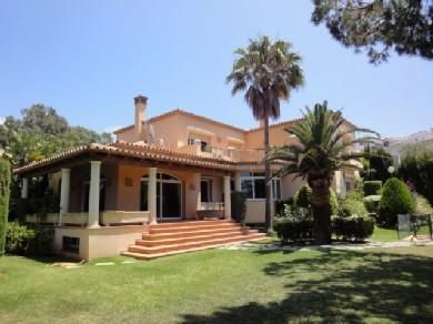 Chalet con 4 dormitorios se vende en Marbella, Costa del Sol