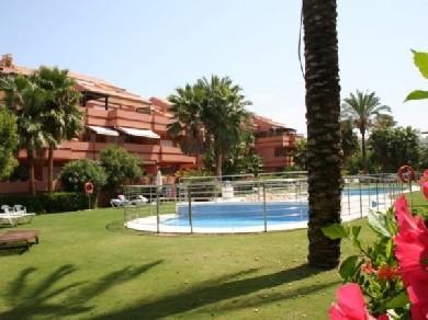 Apartamento con 2 dormitorios se vende en Marbella, Costa del Sol