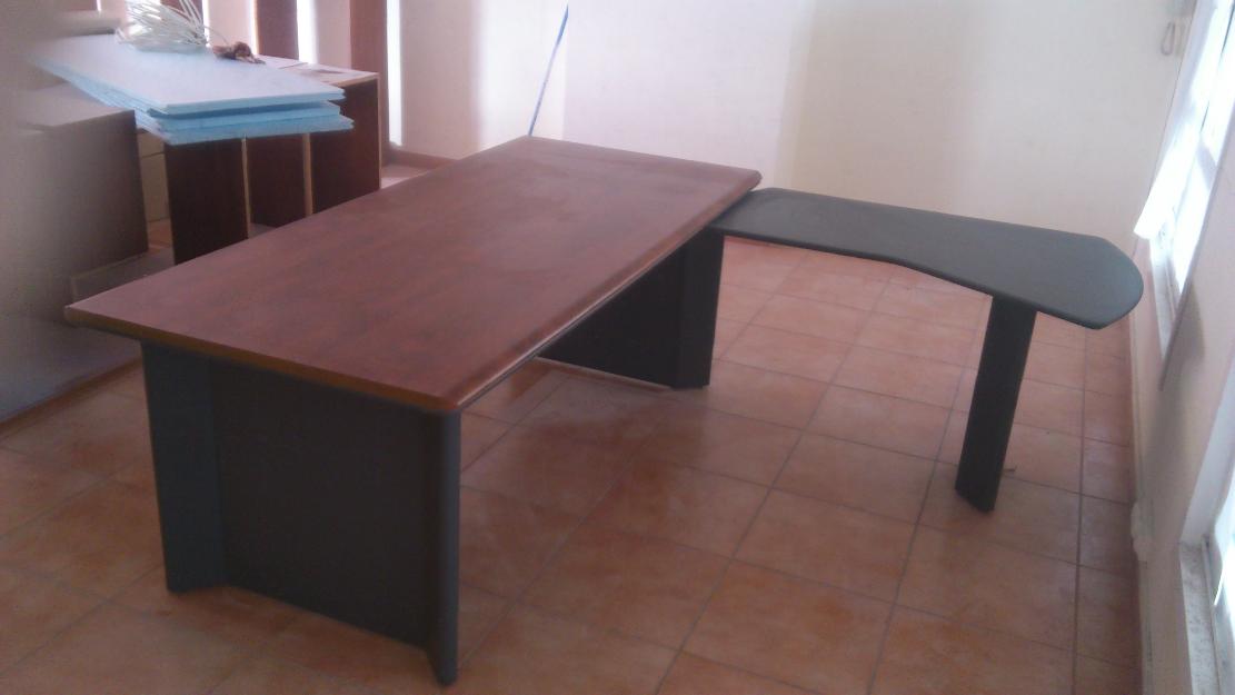 Se vende mesa oficina, sillón y mesa de comedor con cuatro sillas