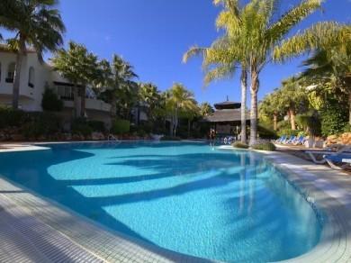 Apartamento con 3 dormitorios se vende en Marbella, Costa del Sol