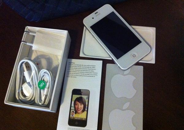 Vendo  iphone 4s 16gb blanco con caja,factura y garantía  URGE VENDER