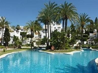 Apartamento con 2 dormitorios se vende en Marbella, Costa del Sol