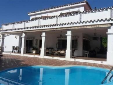 Chalet con 5 dormitorios se vende en Marbella, Costa del Sol