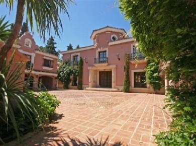 Chalet con 6 dormitorios se vende en Marbella, Costa del Sol