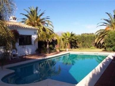 Chalet con 4 dormitorios se vende en Estepona, Costa del Sol