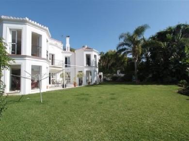 Chalet con 4 dormitorios se vende en Estepona, Costa del Sol