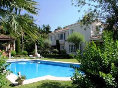 Chalet con 6 dormitorios se vende en Marbella, Costa del Sol