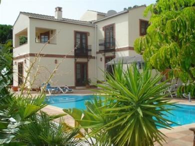 Chalet con 3 dormitorios se vende en Casares Costa, Costa del Sol